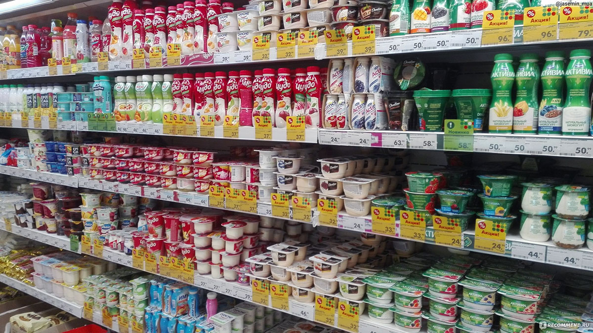 Много йогурта в магазине
